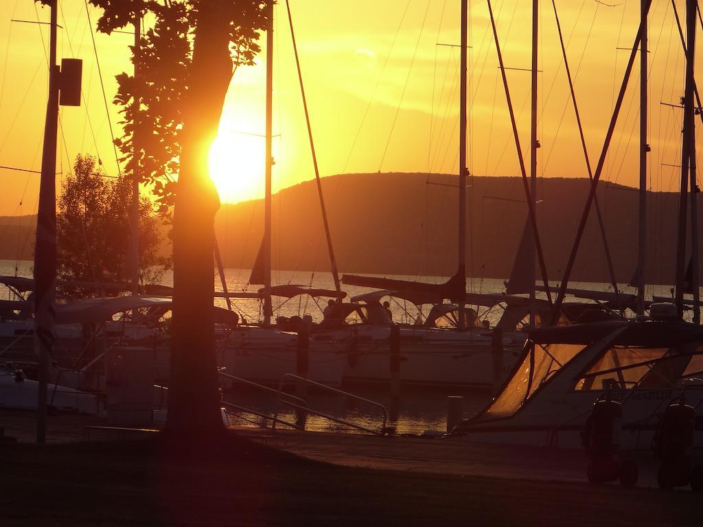 Bl Bavaria Yachtclub & Apartments Balatonlelle Eksteriør bilde