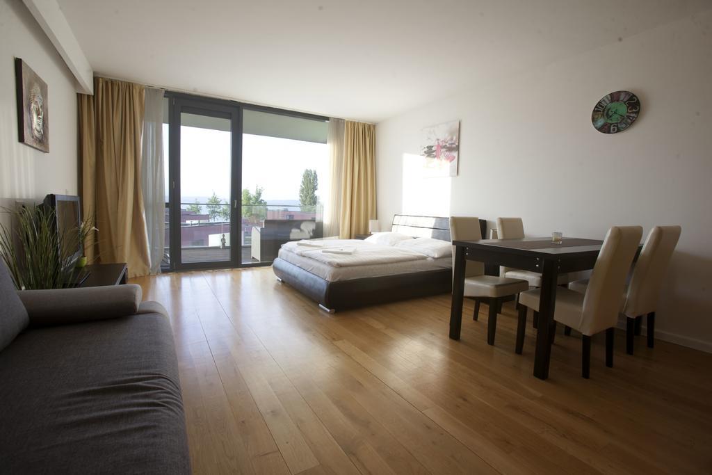 Bl Bavaria Yachtclub & Apartments Balatonlelle Rom bilde